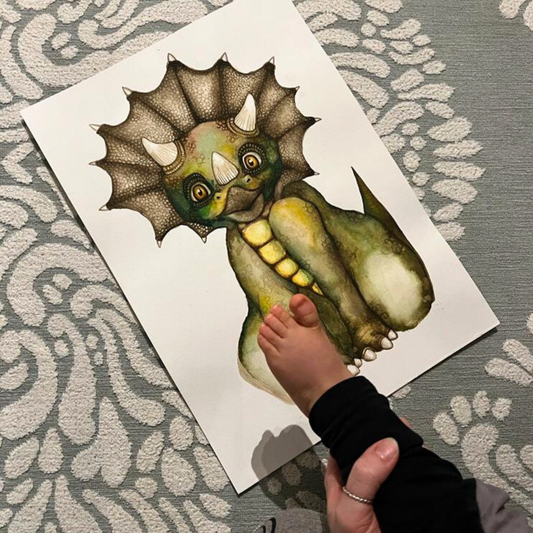 Triceratops-taideprintti maalauspaperilla. Paina jalanjälki itse <3