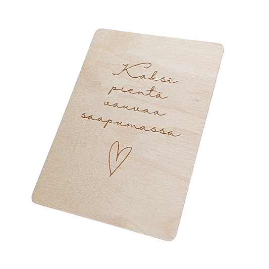 raskauden paljastaminen vauvan odotuksen paljastaminen raskaudesta kertominen raskauden julkistaminen kaksoset monikkoperhe kaksi vauvaa meille tulee vauva kaksoset kortti identtiset kaksoset