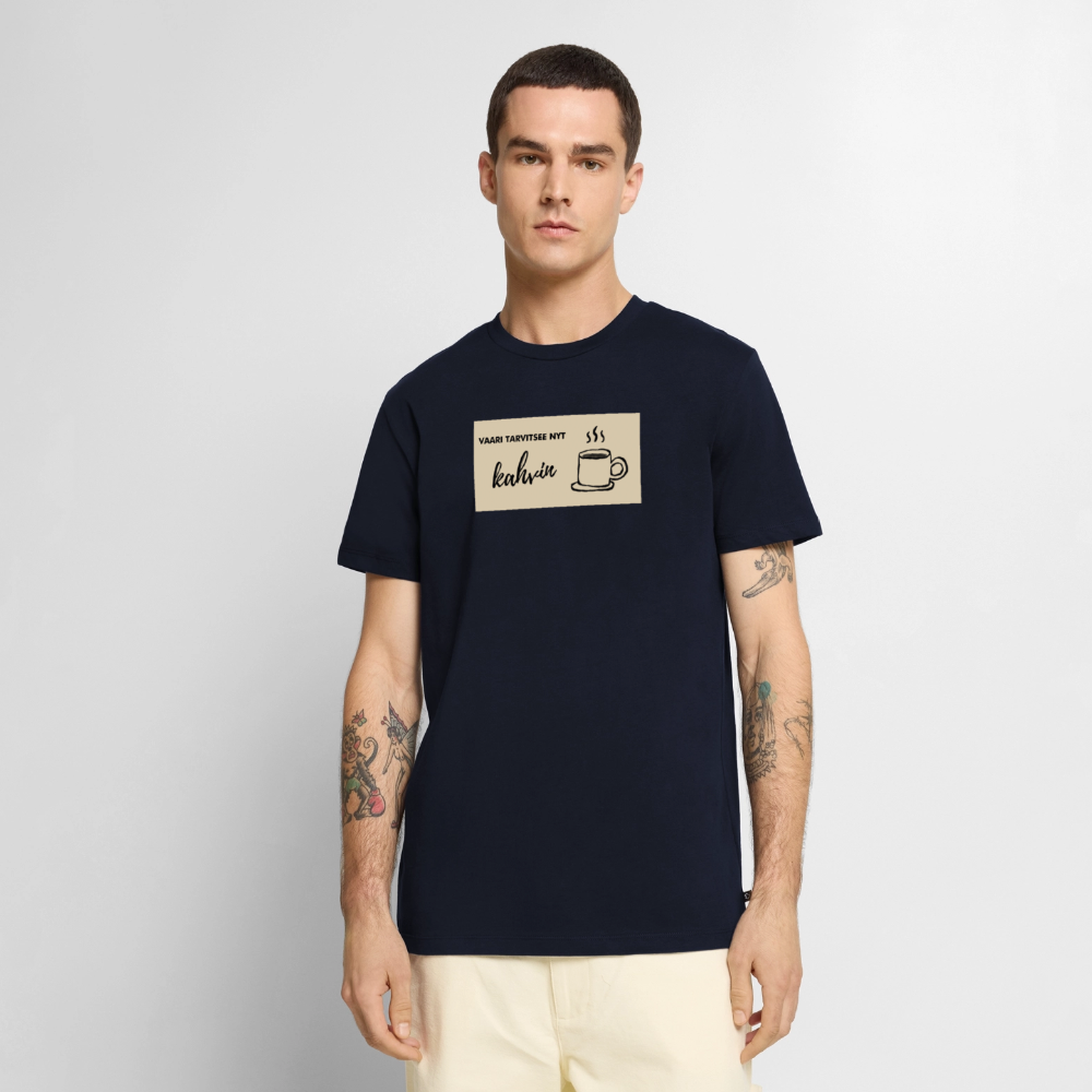 Vaari tarvitsee nyt kahvin -t-paita, luomupuuvillaa - laivastonsininen
