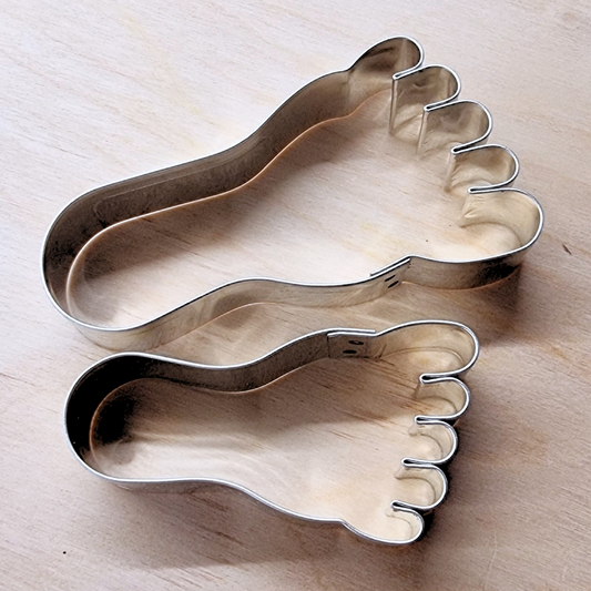 2 kpl käsintehtyjä piparkakkumuotteja jalanjäljillä <3