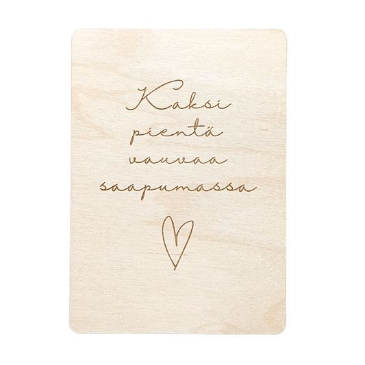 raskauden paljastaminen vauvan odotuksen paljastaminen raskaudesta kertominen raskauden julkistaminen kaksoset monikkoperhe kaksi vauvaa meille tulee vauva kaksoset kortti