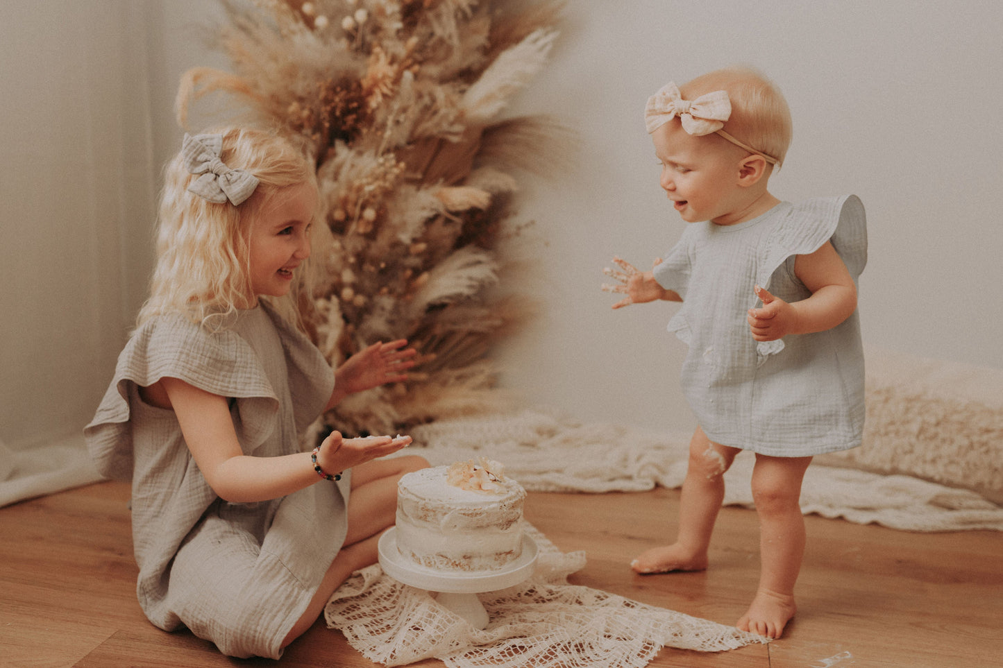 Samanlaiset rusetit isälle ja pojalle ristiaisiin nimiaisiin juhliin isyyspakkaus sisältö ideoita vihreä rusetti äidille ja tyttarelle lapselle vauvalle samisrusetit häihin babyshower lahja vastasyntyneen äidille vanhemmille joululahja lapsenlapsen vanhemmille puuvillarusetit musliinikankaasta musliinirusetit hiuskoristeet hiusrusetit äidille ja lapselle tytölle tytöille lapsille kaularusetit isälle ja pojalle pojille lapsille asusteet