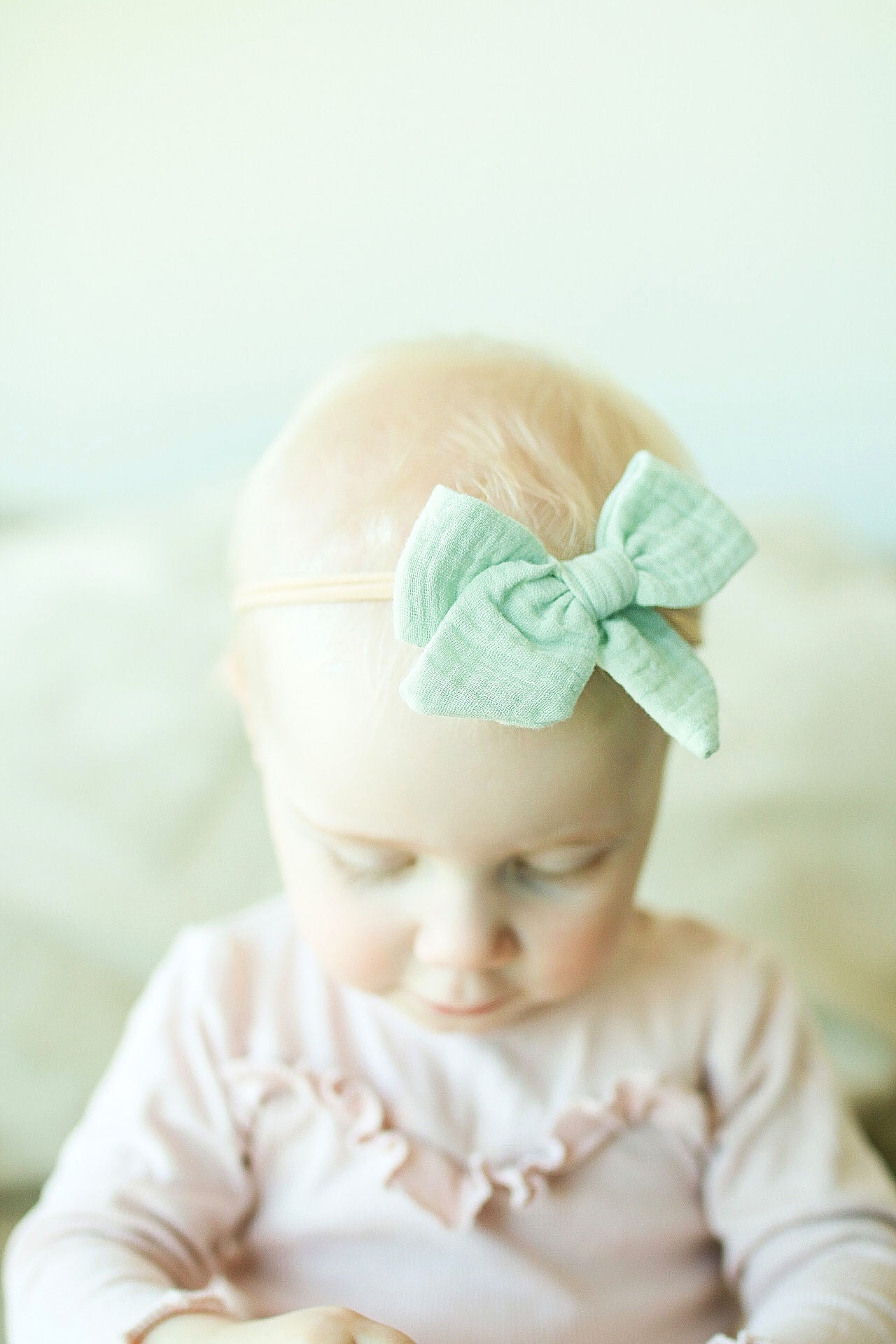 Samanlaiset rusetit isälle ja pojalle ristiaisiin nimiaisiin juhliin isyyspakkaus sisältö ideoita vihreä rusetti äidille ja tyttarelle lapselle vauvalle samisrusetit häihin babyshower lahja vastasyntyneen äidille vanhemmille joululahja lapsenlapsen vanhemmille puuvillarusetit musliinikankaasta musliinirusetit hiuskoristeet hiusrusetit äidille ja lapselle tytölle tytöille lapsille kaularusetit isälle ja pojalle pojille lapsille asusteet