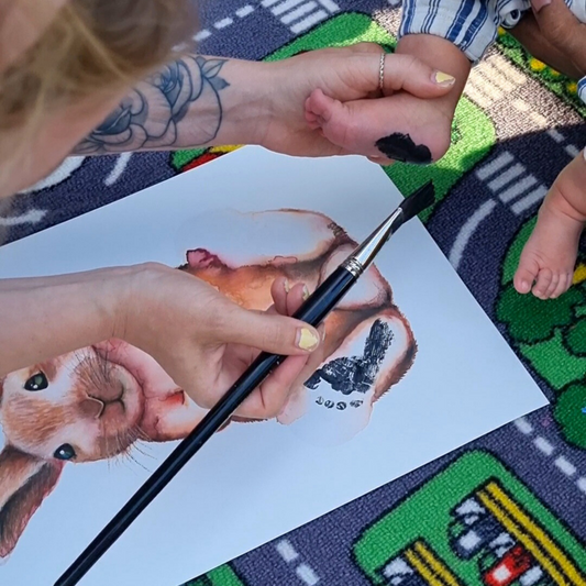 Bunny-taideprintti maalauspaperilla. Paina jalanjälki itse <3