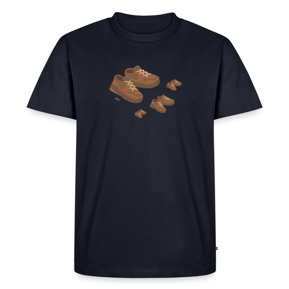 Dad-t-paita four pairs of shoes, luomupuuvillaa - laivastonsininen