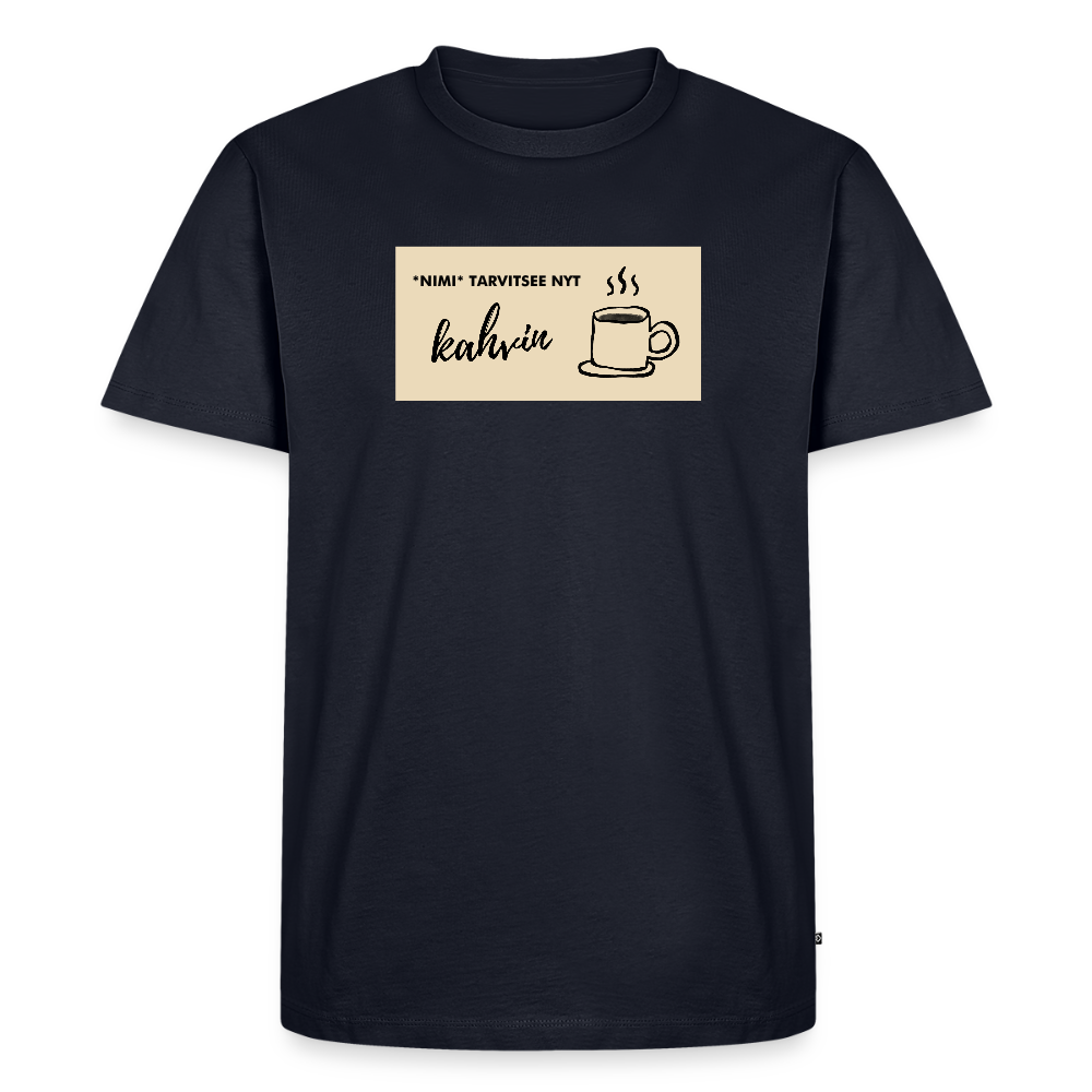 TEKSTI MUOKATTAVISSA! - *Nimi* tarvitsee nyt kahvin -t-paita, luomupuuvillaa - laivastonsininen