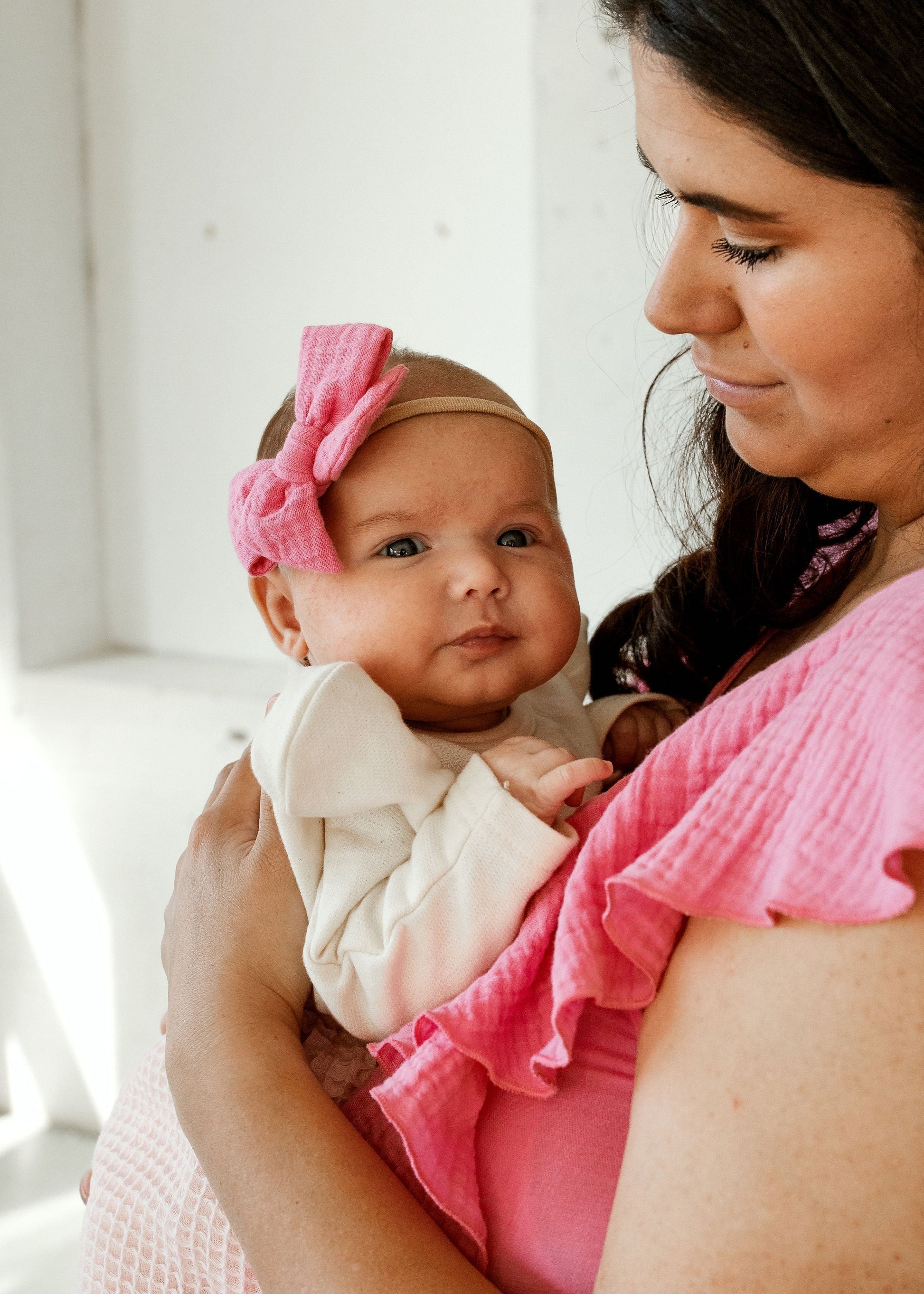 Samanlaiset vaaleanpunaiset rusetit äidille ja tyttarelle lapselle vauvalle samisrusetit isälle ja pojalle ristiaisiin nimiaisiin juhliin häihin babyshower lahja vastasyntyneen äidille vanhemmille joululahja lapsenlapsen vanhemmille puuvillarusetit musliinikankaasta musliinirusetit hiuskoristeet hiusrusetit äidille ja lapselle tytölle tytöille lapsille kaularusetit isälle ja pojalle pojille lapsille asusteet isyyspakkaus sisältö ideoita