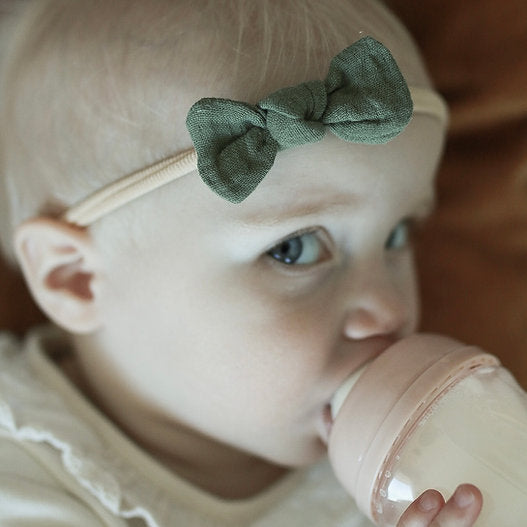 Samanlaiset vaaleanpunaiset rusetit äidille ja tyttarelle lapselle vauvalle samisrusetit isälle ja pojalle ristiaisiin nimiaisiin juhliin häihin babyshower lahja vastasyntyneen äidille vanhemmille joululahja lapsenlapsen vanhemmille puuvillarusetit musliinikankaasta musliinirusetit hiuskoristeet hiusrusetit äidille ja lapselle tytölle tytöille lapsille kaularusetit isälle ja pojalle pojille lapsille asusteet isyyspakkaus sisältö ideoita