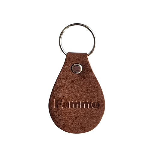 fammo nyckelring i läder avaimenperä nahkainen äitienpäivä äitienpäivälahja äiti mummi mummo mummu mumma mamma mumma mommo famo famu fammu fammo isoäiti nyckelring i läder lahja tulevalle isoäidille lahja tuoreelle mummolle