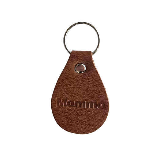 mommo avaimenperä nahkainen äitienpäivä äitienpäivälahja äiti mummi mummo mummu mumma mamma mumma mommo famo famu fammu fammo isoäiti nyckelring i läder lahja tulevalle isoäidille lahja tuoreelle mummolle