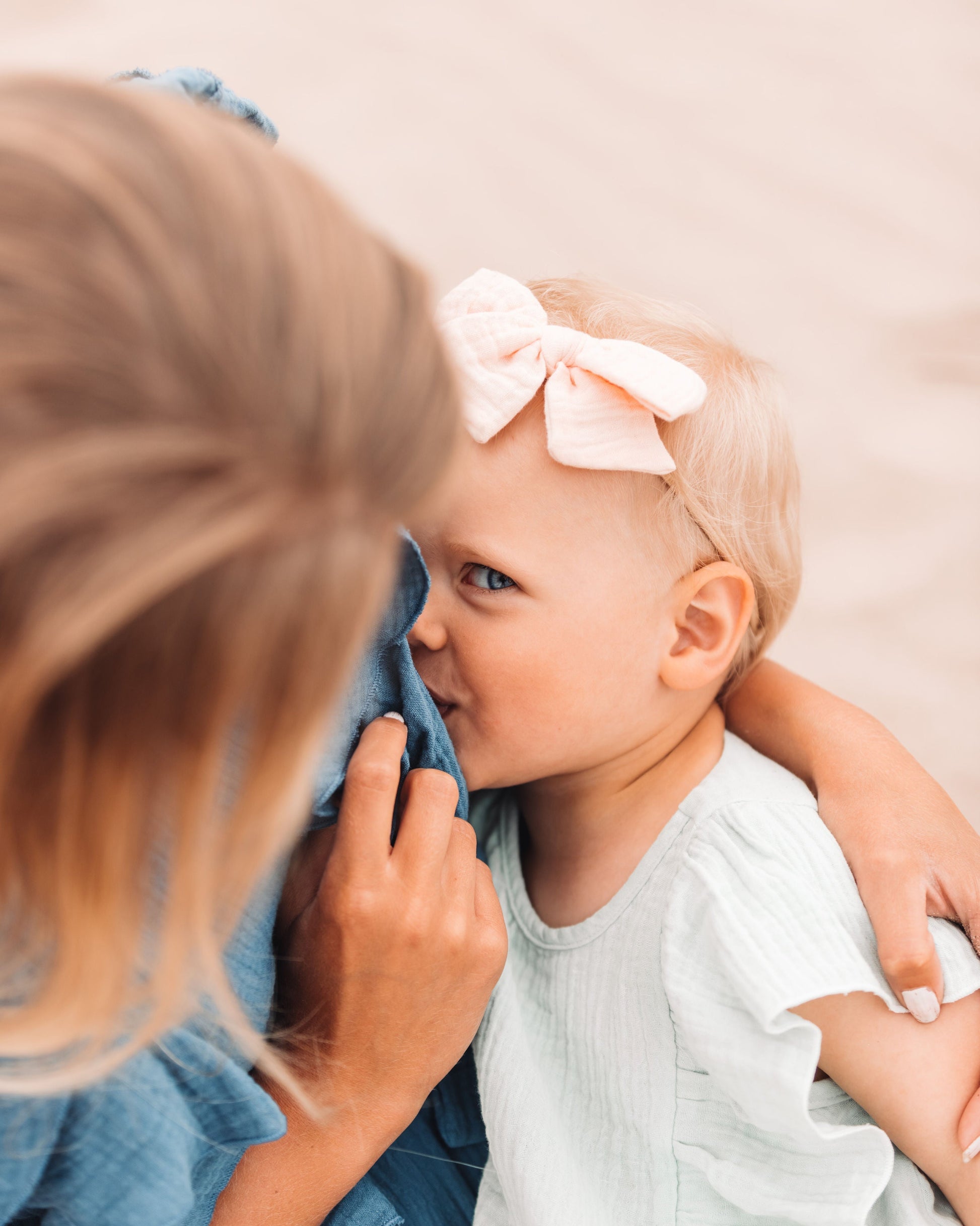 Samanlaiset vaaleanpunaiset rusetit äidille ja tyttarelle lapselle vauvalle samisrusetit isälle ja pojalle ristiaisiin nimiaisiin juhliin häihin babyshower lahja vastasyntyneen äidille vanhemmille joululahja lapsenlapsen vanhemmille puuvillarusetit musliinikankaasta musliinirusetit hiuskoristeet hiusrusetit äidille ja lapselle tytölle tytöille lapsille kaularusetit isälle ja pojalle pojille lapsille asusteet isyyspakkaus sisältö ideoita